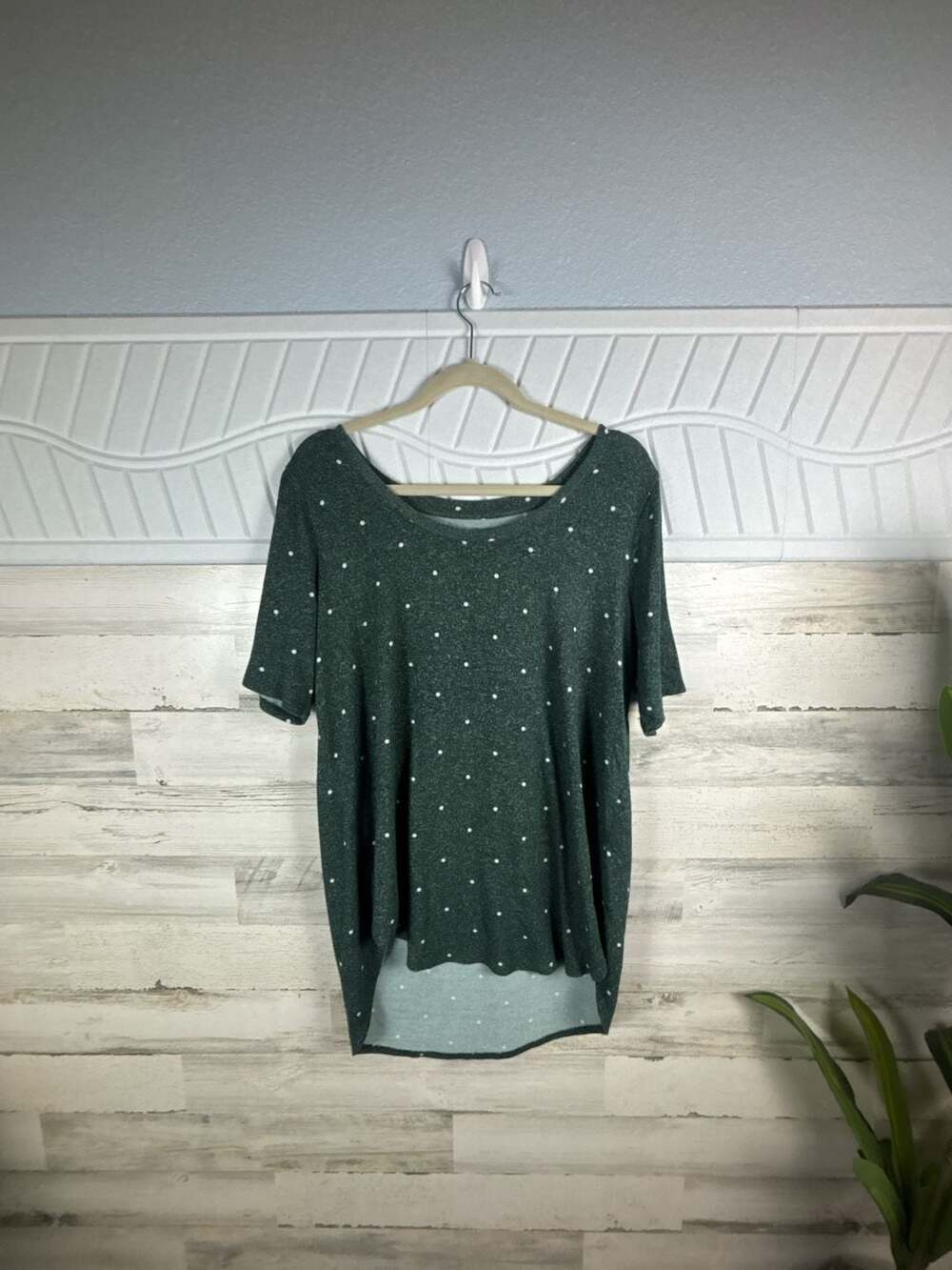 24/7 by Maurices Green Polka Dot High Low T-Shirt Size XL